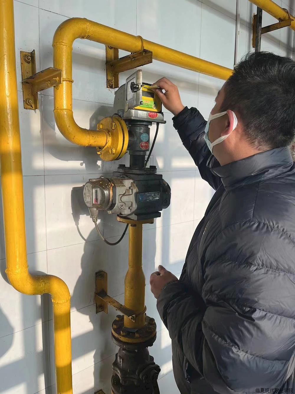 天然气公司对学院食堂天然气安全检查