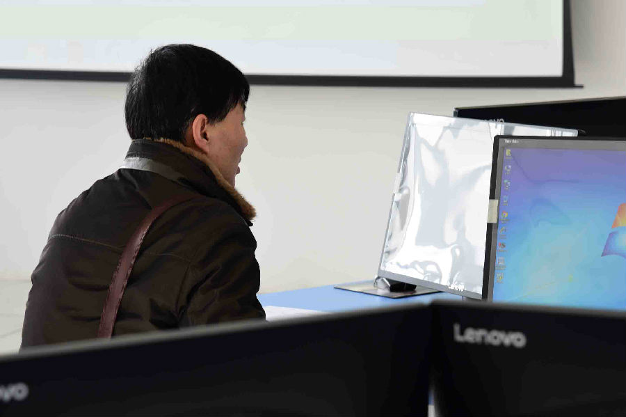 3刘贵生教授在学生端运行财务软件.JPG