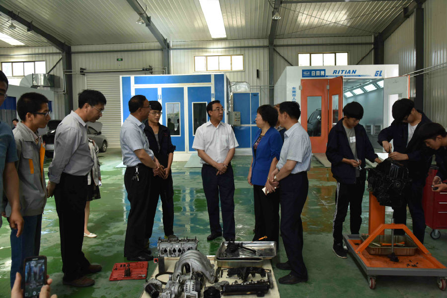 2参观汽车医院.JPG