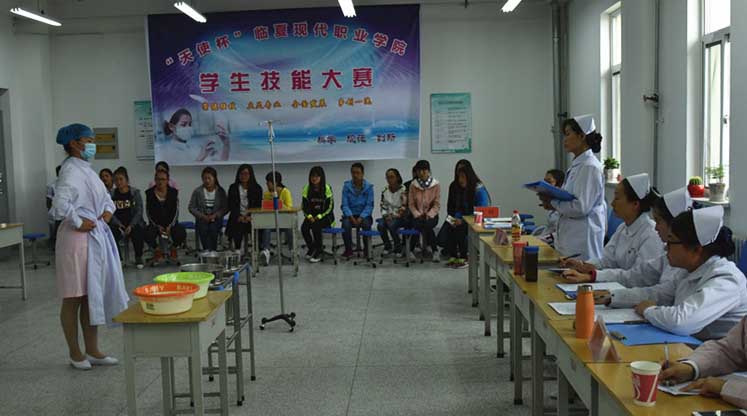 穿脱隔离衣比赛现场.jpg