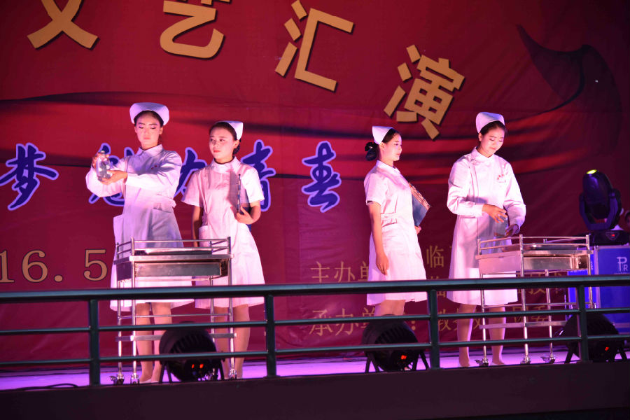 6医学系护理礼仪《护士T台秀》.JPG