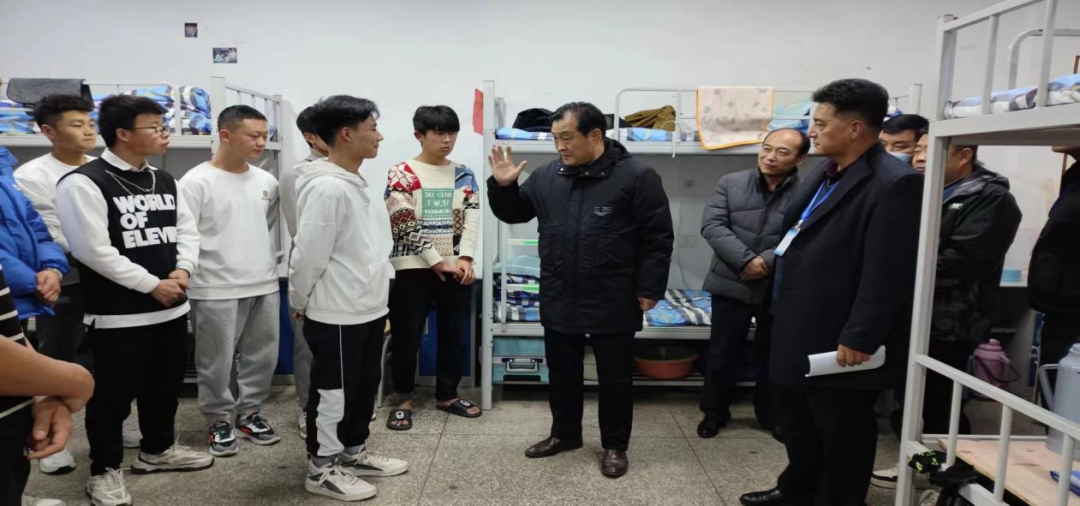 情系学生点滴生活 关怀备至心暖如春——学院领导深入宿舍慰问学生在校生活