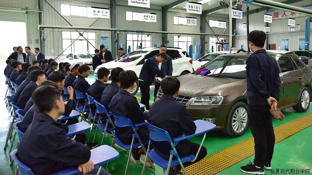 汽车工程系学生实训